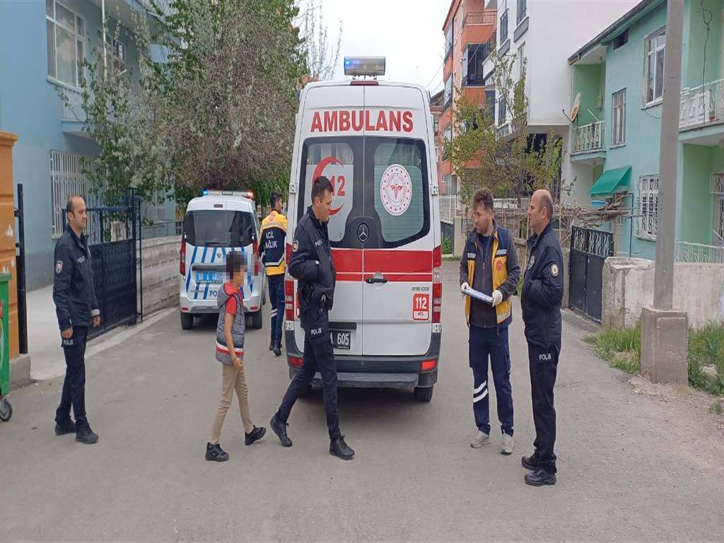 9 yaşındaki çocuğun ihbarıyla eve gelen polis, kadını bu halde buldu 4